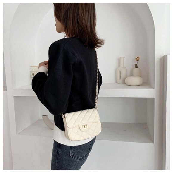 Black Diamond Quilt Turn Lock Small Bag - Picture 3 of 13